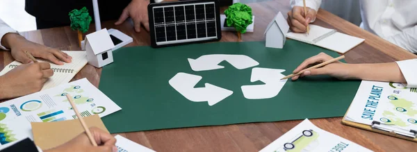 Grupo Pessoas Negócios Que Planejam Discutem Sobre Reciclagem Reduzir Símbolo — Fotografia de Stock