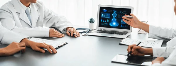 一组医生或研究人员用手提电脑研究Dna中的遗传病 分析基因数据 制定医疗策略 并制定具有创新解决方案的医疗计划 新时代 — 图库照片