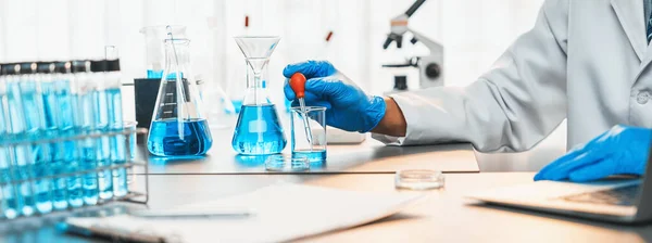 Wissenschaftler Führen Chemische Experimente Medizinischen Labor Durch Indem Sie Präzise — Stockfoto