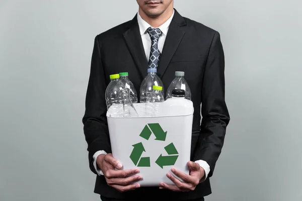 商人在孤立的背景下持有装有塑料瓶的回收箱 企业对绿色环境和社区的责任 废物分离和管理概念 改变了 — 图库照片