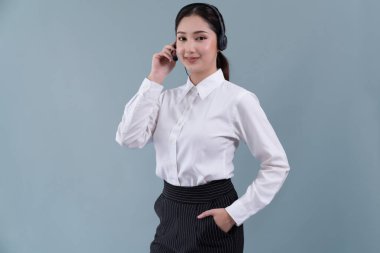 Mutlu yüzlü çekici Asyalı kadın çağrı merkezi operatörü boş alanda iş ilanı veriyor, resmi bir takım elbise ve kişiselleştirilebilir izole bir arka plan takıyor. Coşkulu.