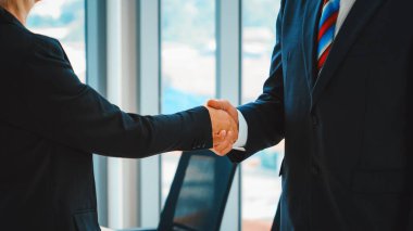 Şirket ofisindeki iş adamlarının el sıkışması finansal bir anlaşmayla ilgili profesyonel bir anlaşma olduğunu gösteriyor. Jivy