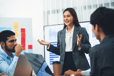 Genç Asyalı iş kadını modern toplantıda TV ekranında veri analizi paneli sunuyor. Bir grup iş adamıyla konferans odasında iş sunumu. Uyum