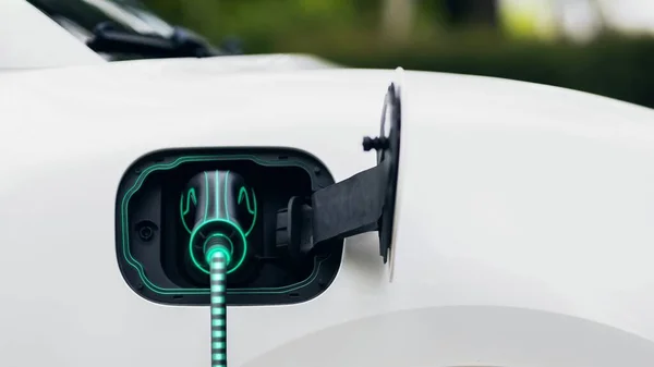 フロントビューEv充電器は 電気充電ステーションから電気を充電するために電気自動車に接続され 光ケーブルが点灯します 最先端のイノベーションと将来のグリーンエネルギーの持続可能性 パーセント — ストック写真