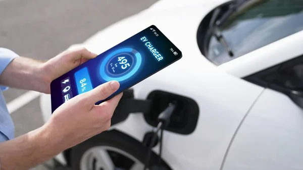 스마트 사업가는 스마트 모바일 애플리케이션의 배터리 인터페이스를 갖추고 차량은 자동차 — 스톡 사진