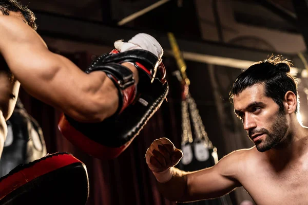 Азиатский Кавказский Боксер Муай Тай Развязывает Удар Упорной Тренировке Боксу — стоковое фото