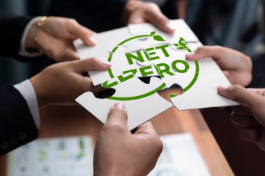 Yapboz parçalarını oluşturan bir grup iş adamı, CO2 salınımını daha yeşil bir Dünya için sürdürülebilir bir çözüm olarak azaltmak için net sıfır ikon sembolü olarak ekolojik bir sorumluluk oluşturuyorlar. Antika