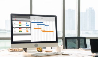 Ekip projesinin zaman çizelgesini gösteren bilgisayar ekranında, modern iş projesi yönetimi için proje planlama yazılımı