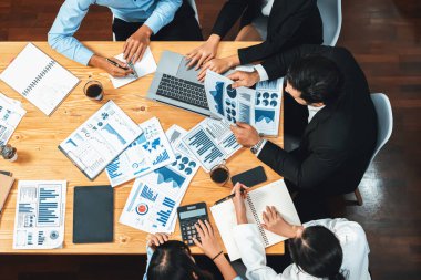 Toplantı masasındaki finansal veri raporlarını analiz eden çeşitli iş analist gruplarının geniş görüşü. İş zekası analizine göre çizelge ve grafik paneli. Çok titiz.