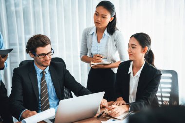 Modern ofis ortamında çalışan çeşitli etnik gruplardan çeşitli iş adamları. Üretken ve çok ırklı ofis çalışanları stratejik ticari pazarlama konusunda tartışmaya giriştiler. Habiliment