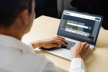 Çevrimiçi otel konaklama rezervasyon sitesi mod rezervasyon sistemi sağlar. Seyahat teknolojisi kavramı .