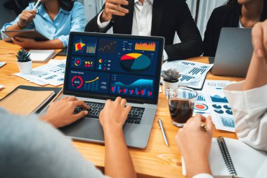 Fintech BI 'ın finansal veri analizi ya da iş zekası ekranından iş dünyası pazarlaması üzerinde çalışan iş adamlarının finansal veri analizine kadar. Habiliment