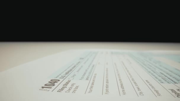 Detailní Makro Snímek Pohybu Záběr Prázdného 1040 Daňového Formuláře Papíru — Stock video