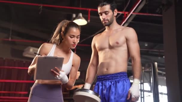 아시아 Muay 선수와 트레이너는 체육관에서 성장과 성능에 헌신을 반영하는 신체적 — 비디오