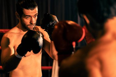 İki atletik ve kaslı vücut boksörü vahşi bir boks maçında karşı karşıya. Boks dövüşçüsü boks ringinde dövüşüyor. Impetus