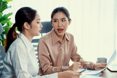 Analist ekip arkadaşları dijital torpido gözündeki finansal verileri, çizelgeleri ve grafiği destekleyici bir ekip çalışması ile tartıştılar. Profesyonel ofis pazarlama planlamak için iş zekasını kullanır. Coşkulu.