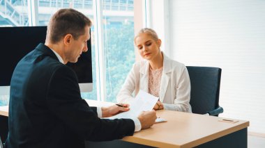 Şirket ofisindeki yönetici ve mülakatçıyla iş görüşmesinde iş arayan biri. Genç mülakatçı profesyonel kariyer fırsatı arıyor. İnsan kaynakları ve adam toplama konsepti. Jivy