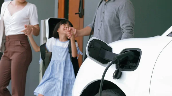 Lerici Ebeveynler Kızlarını Okuldan Alırken Elektrikli Araba Yenilenebilir Enerji Kavramını — Stok fotoğraf