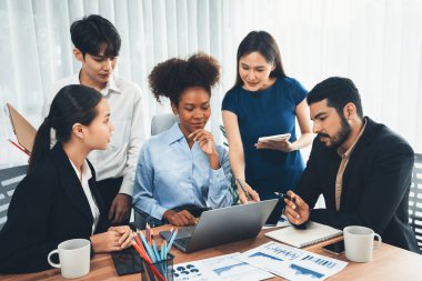 Çok ırklı analist ekibi toplantı masasındaki mali raporu analiz etmek için BI gösterge tablosunu kullanıyor. Çeşitli iş adamlarından oluşan bir grup, FIntech 'in veri analizini başarılı iş pazarlaması için kullanır. Uyum