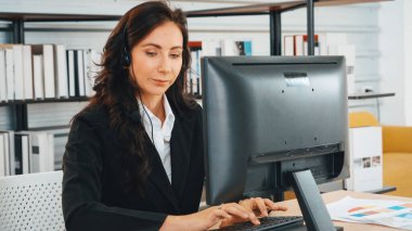 Ofiste çalışan kulaklık takan işadamları uzak müşteri ya da meslektaşlarını desteklemek için çalışıyorlar. Çağrı merkezi, tele pazarlama, müşteri destek acentesi telefon görüşmesinde hizmet sağlıyor. Jivy