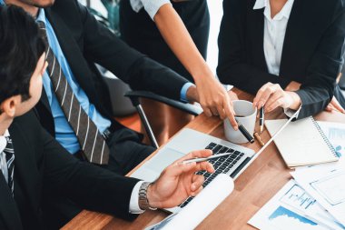 Modern ofis ortamında çalışan çeşitli etnik gruplardan çeşitli iş adamları. Üretken ve çok ırklı ofis çalışanları stratejik ticari pazarlama konusunda tartışmaya giriştiler. Çok titiz.