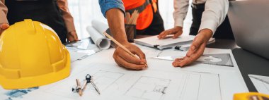 Mimari inşaat projesi için ofis masasının üzerinde proje tasarımı üzerinde birlikte çalışan mühendis ortağı. Mimarlık, iç mimari taslak planlama. İçgörü