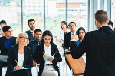 Bir grup iş adamı seminer konferansında toplanıyor. Seyirciler, çalışanların eğitim seanslarındaki eğitmenleri dinliyor. Uzman konuşmacı ile ofis çalışanları toplantısı. Jivy