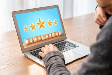 Pazarlama stratejisi planlaması için modem yazılım bilgisayarında müşteri memnuniyeti ve değerlendirme analizi