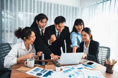 Ofis masasındaki finansal veri raporlarını analiz eden çeşitli bir grup iş analisti. Stratejik pazarlama planlaması için iş istihbarat analizine göre grafikler ve grafikler.