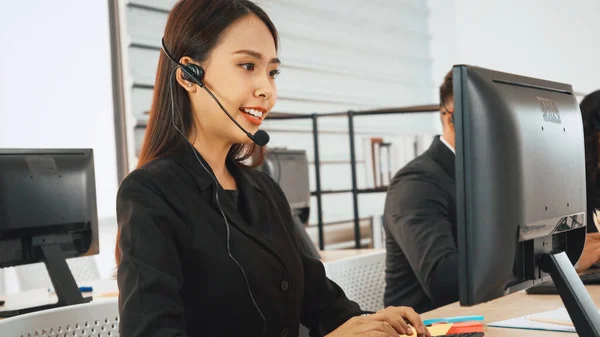 Pessoas Negócios Usando Headset Trabalhando Escritório Para Apoiar Cliente Remoto — Fotografia de Stock