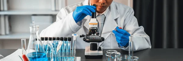 科学者は 新しいワクチン薬や抗生物質を開発するために医療研究室で顕微鏡を使用して化学実験を行います 生物工学研究室と医学研究の概念 — ストック写真