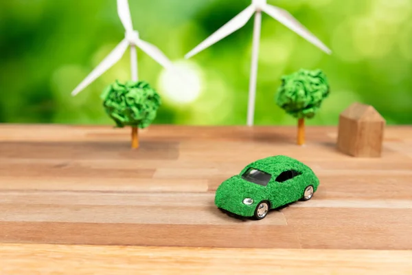 绿色生态车和风力涡轮机模型 可停放在办公室桌上设计 可持续和可再生的清洁解决方案 绿色生态和环境理念零二氧化碳排放 改变了 — 图库照片