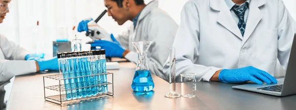 Groupe Scientifiques Dévoués Mènent Des Expériences Chimiques Des Recherches Laboratoire — Photo