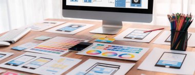 Dizüstü bilgisayar ekranında web ya da mobil uygulama UI UX için dijital ve kağıt kablo tasarımları. Beyin fırtınası ve tasarım uygulama çerçevesi için geliştirici çalışma alanının panoramik görüntüsü. İnceleyin