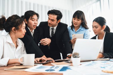 Ofis masasındaki finansal veri raporlarını analiz eden çeşitli bir grup iş analisti. Stratejik pazarlama planlaması için iş zekası analizi çizelgesi ve grafiği.