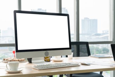 Tasarımınız için mod bilgisayardaki beyaz boş ekran monitör ekranında maket yapın