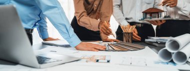 İç mimari ekibinden oluşan bir grup, ev projesinin tasarımı ve planlanması, renk örneği ve ruh hali malzemesi seçimi konularında mühendis ile görüştü. İçgörü