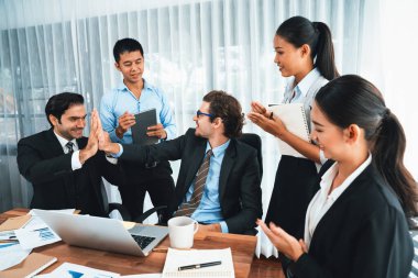 Bir grup mutlu iş adamı beşlik bir jest ve başarılı bir takım çalışması yapıyor. Çeşitli yarış bürosu çalışanları şirket ofisinde pazarlama planlamasında ilerleme kaydettikten sonra kutlama yapıyorlar. Habiliment