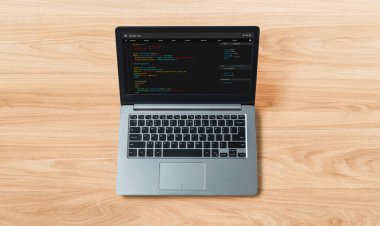 Model uygulama ve program kodlaması için bilgisayar ekranında yazılım geliştirme programlama