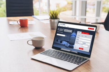 Online uçuş rezervasyon sitesi mod rezervasyon sistemi sağlar. Seyahat teknolojisi kavramı .