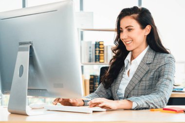 Modern ofis odasındaki masada çalışan iş adamları mali veri raporlarını incelerken. Jivy