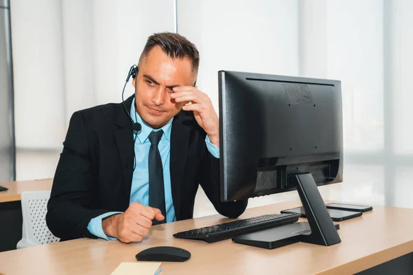 Gente Negocios Que Usa Auriculares Siente Infeliz Trabajando Oficina Falla — Foto de Stock