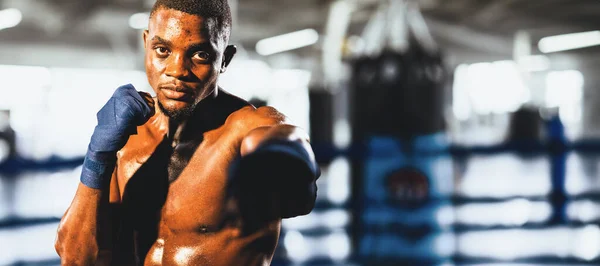 Boxeador Sin Camisa Posando Boxeador Africano Golpea Puño Delante Cámara —  Fotos de Stock