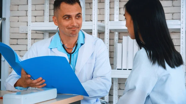 Doctor Professionele Uniform Onderzoeken Patiënt Het Ziekenhuis Medische Kliniek Gezondheidszorg — Stockfoto