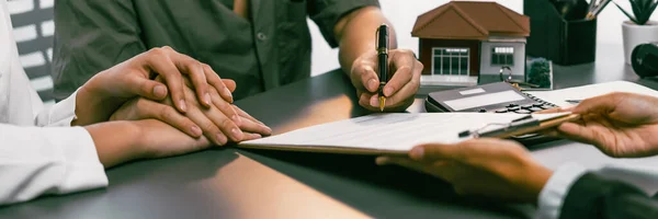 Panorama Małżeństwa Podpisującego Umowę Kredytową Agentem Nieruchomości Klient Kupuje Nowy — Zdjęcie stockowe