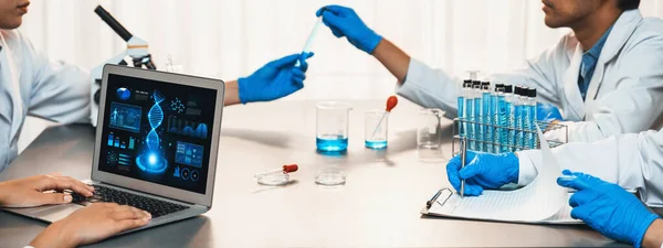 Tıbbi Laboratuvar Üzerindeki Kimyasal Deneyden Bilimsel Bir Atılım Yaptıktan Sonra — Stok fotoğraf