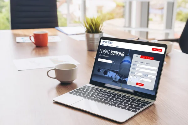 Online uçuş rezervasyon sitesi mod rezervasyon sistemi sağlar. Seyahat teknolojisi kavramı .