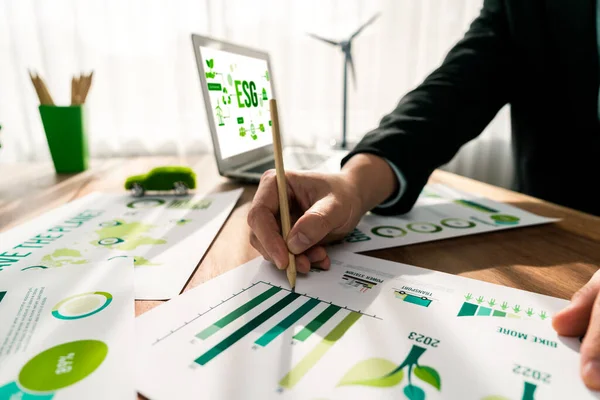 Экологическое Социальное Управление Отображается Ноутбуке Экологически Чистой Компании Бизнесмен Планирует — стоковое фото