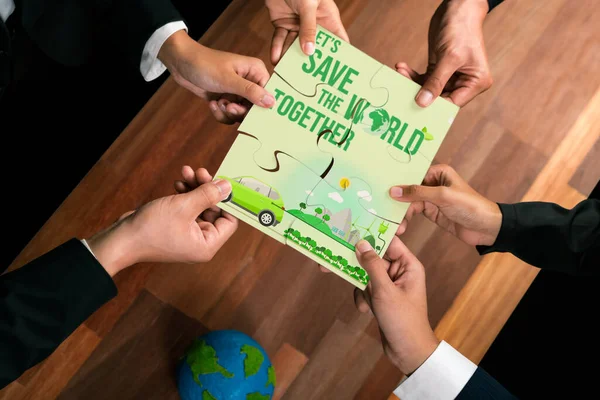 環境意識のシンボルにジグソーパズルのピースを形成する企業のグループは コミュニティのためのエコ企業の責任と緑の地球のための持続可能な解決策として クエント — ストック写真