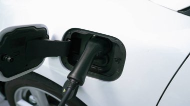 Ev şarj istasyonu, elektronik araç için sürdürülebilir, yenilenebilir enerji kaynağı, modern modern yaşam tarzı için evdeki EV arabaları sağlıyor. Çevre dostu melez elektro ve petrol aracı bataryası.